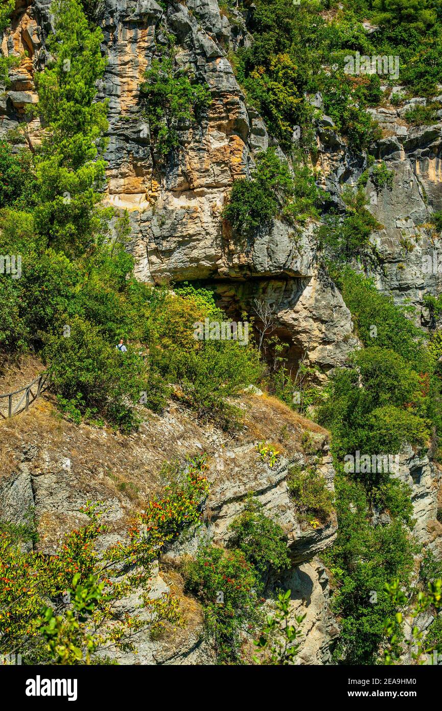 La Grotta dei Piccioni si trova su uno sperone di roccia che domina il fiume Orta, è uno dei santuari neolitici più importanti della zona. Foto Stock