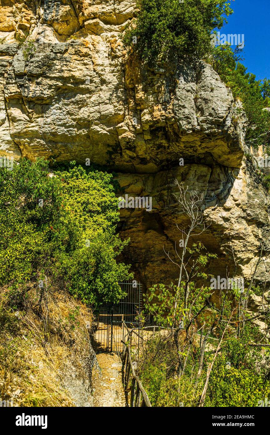 La Grotta dei Piccioni si trova su uno sperone di roccia che domina il fiume Orta, è uno dei santuari neolitici più importanti della zona. Foto Stock