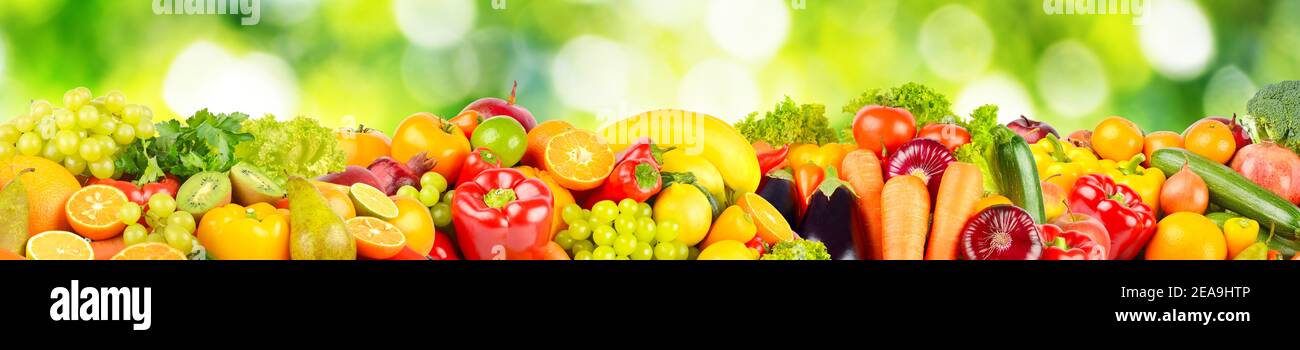 Isolato su frutta e verdura di sfondo verde offuscata. Spazio di copia Foto Stock