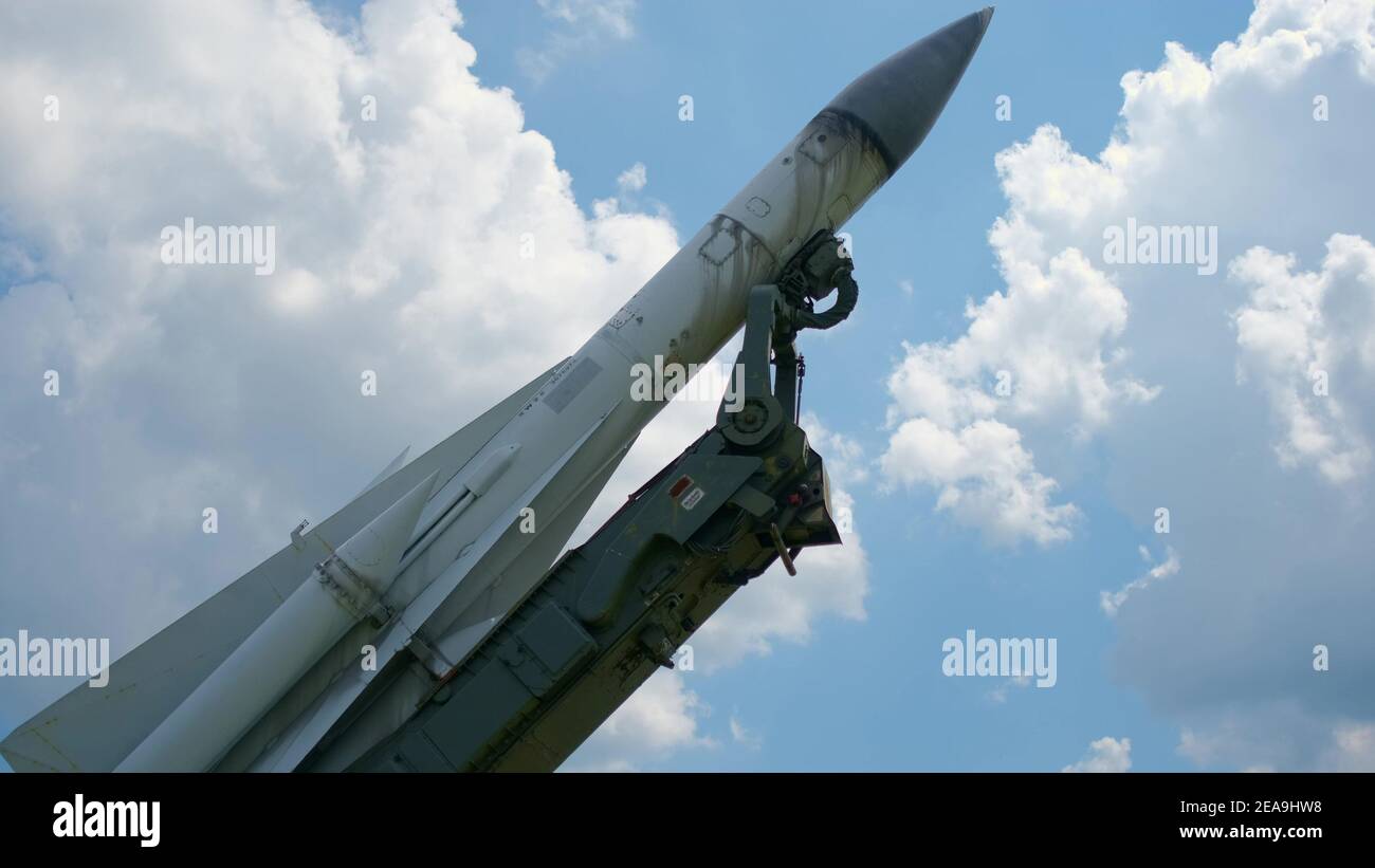 Missile come oggetto alla mostra in un museo all'aperto. Storia e concetto militare Foto Stock