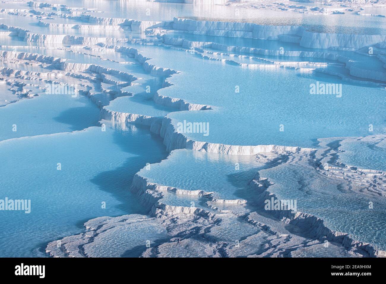 Pamukkale è la principale meraviglia naturale della Turchia e del Medio Oriente. Travertini bianchi con acqua termale. E' un'attrazione turistica molto popolare che Foto Stock