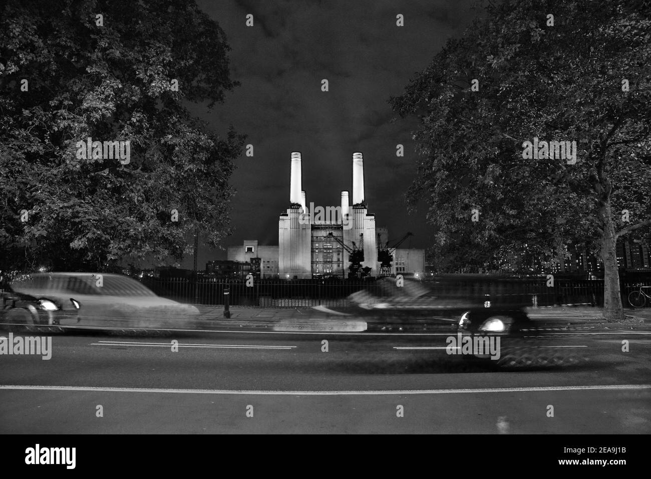 Battersea Power Station di Londra, resa famosa dopo essere apparsa sulla copertina dell'album dei Pink Floyd's Animals, illuminata di notte davanti ai lavori di costruzione di con Foto Stock