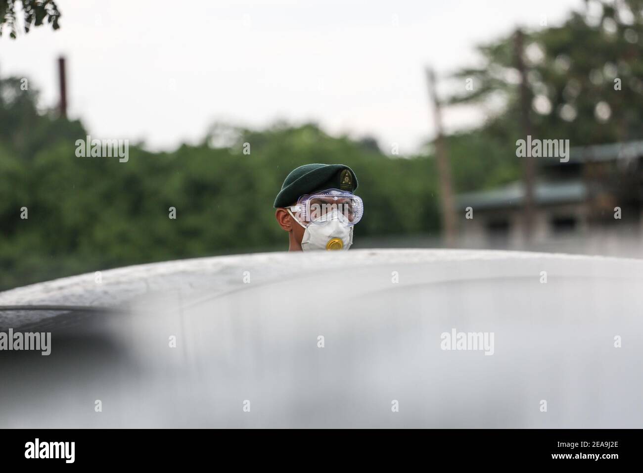 I soldati filippini sono in guardia a un checkpoint dopo essere stati dispiegati come parte della misura preventiva del governo contro la diffusione del coronavirus. Metropolitan Manila, Filippine. Foto Stock