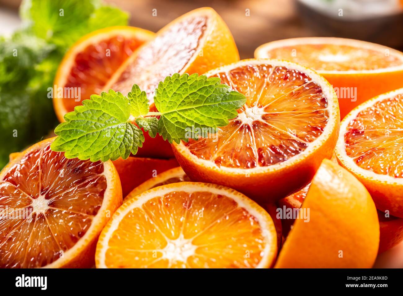 Arance siciliane di sangue affettate con melissa fresca - primo piano Foto Stock