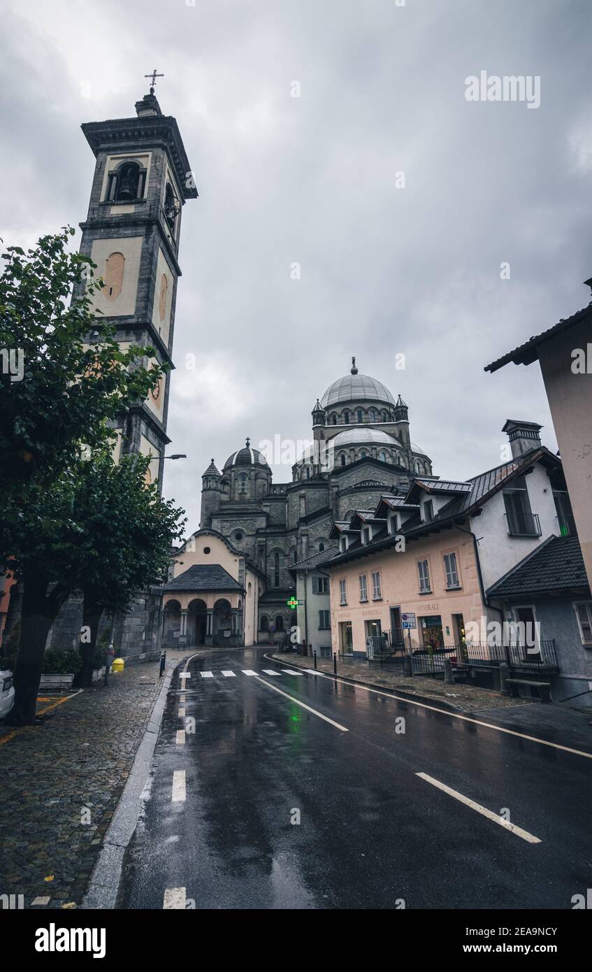 Madonna del Sangue durante la stagione della pioggia Moody nuvola nuvolosa scura green tress case chiesa cattedrale Foto Stock