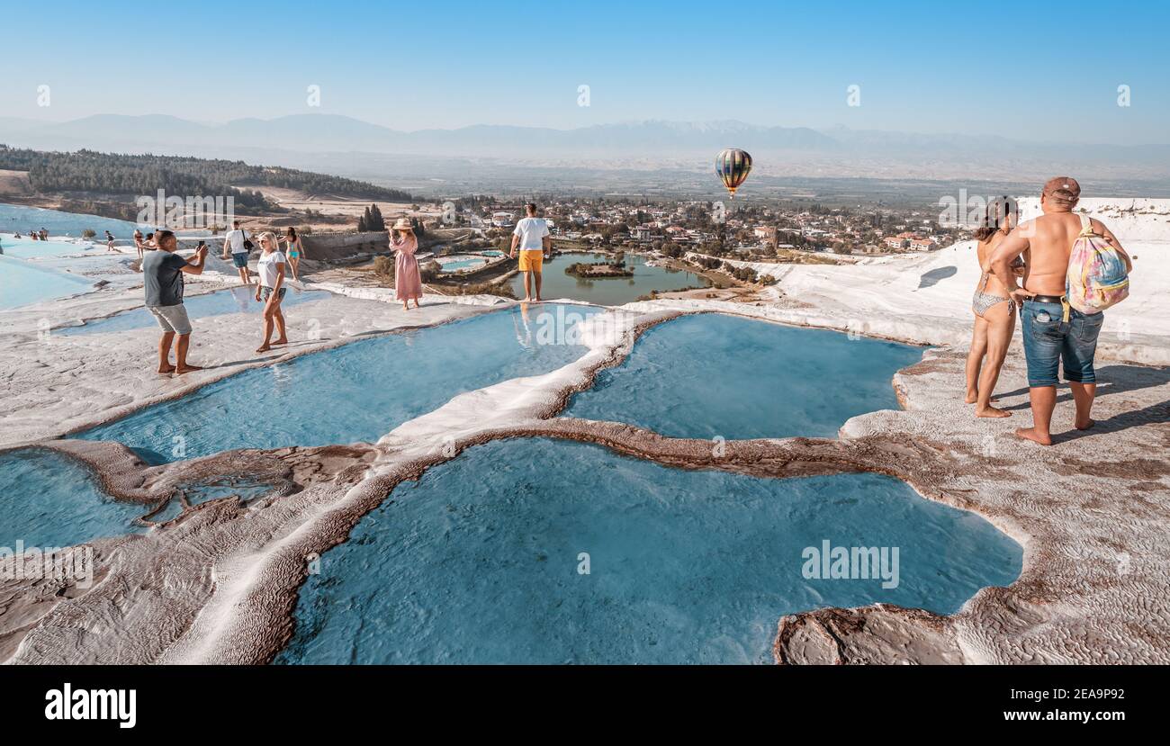 08 settembre 2020, Pamukkale, Turchia: Gruppi di turisti visitano la famosa località di Pamukkale con bagni di calcite bianchi e sorgenti termali. Escursioni e a. Foto Stock