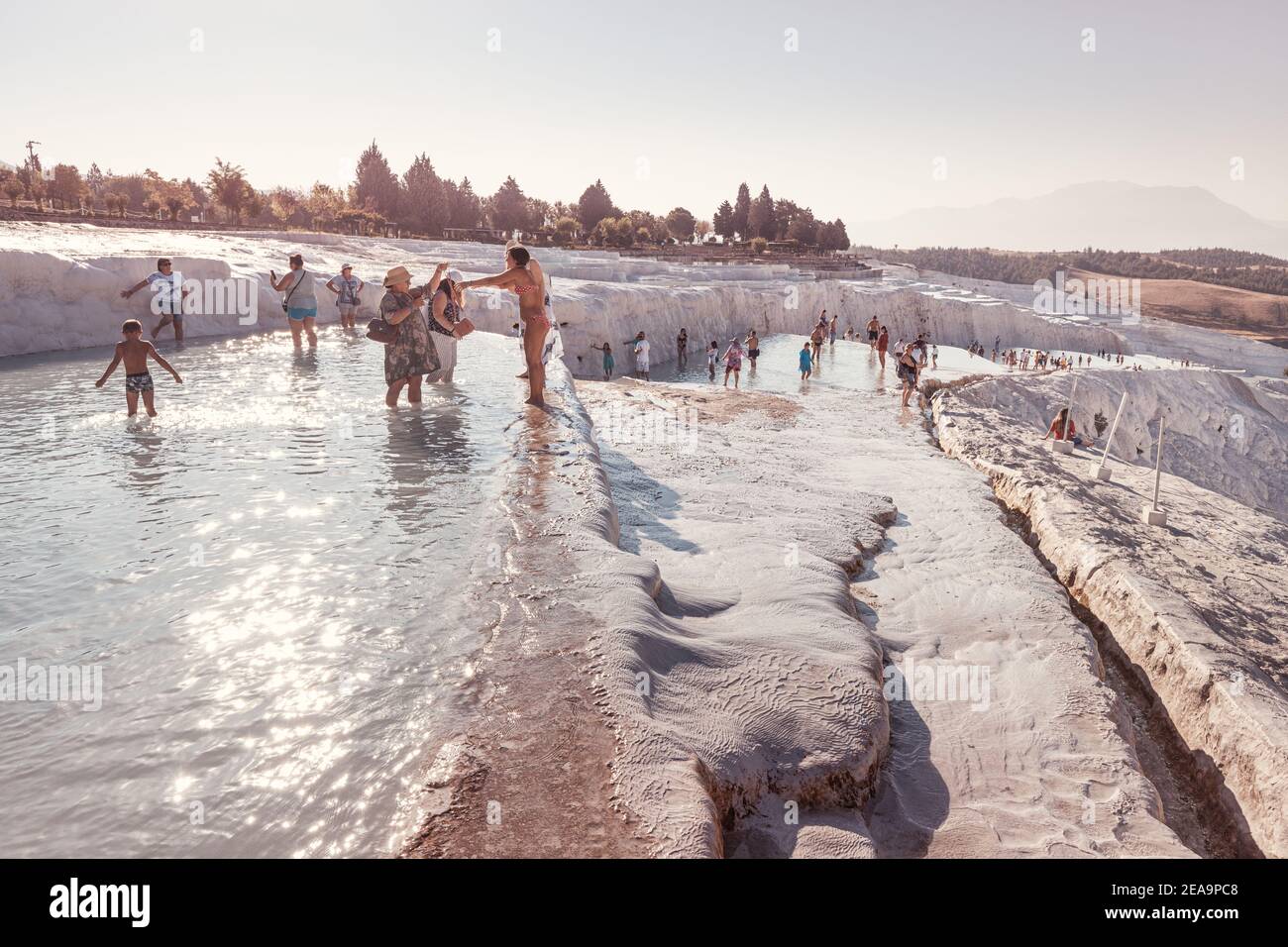 08 settembre 2020, Pamukkale, Turchia: Gruppi di turisti visitano la famosa località di Pamukkale con bagni di calcite bianchi e sorgenti termali. Escursioni e a. Foto Stock