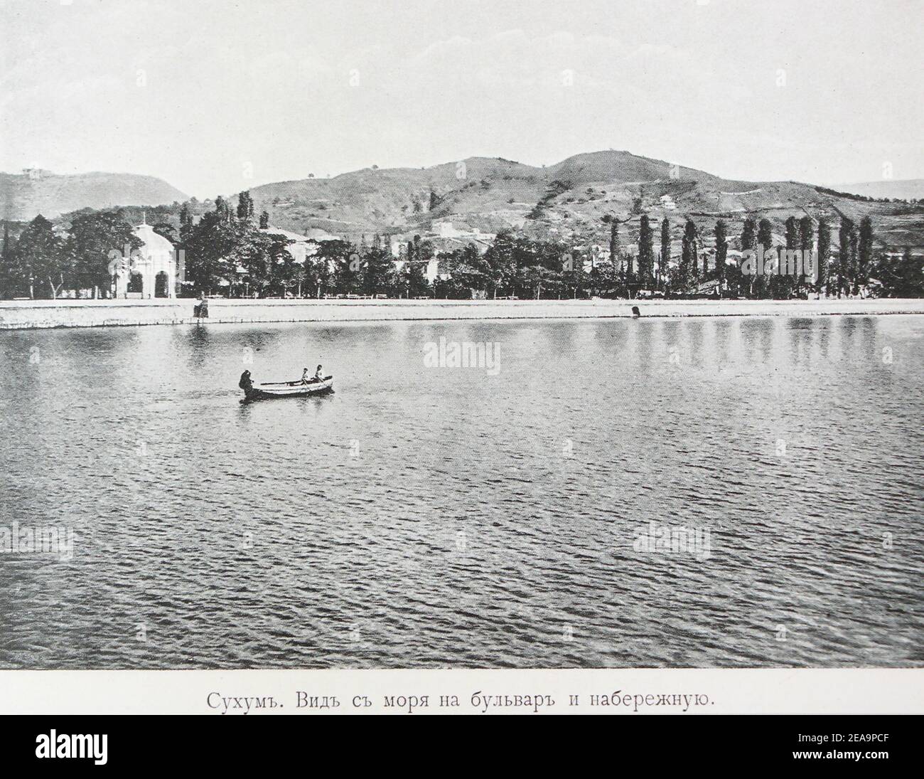 Sukhum in Abkhazia. Vista dal mare al viale e l'argine. Foto Stock