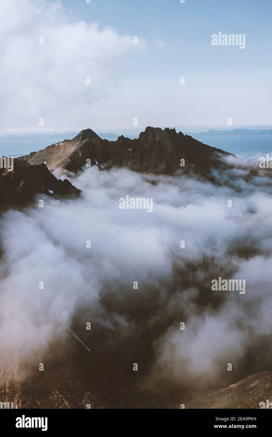 Veduta aerea della cima della montagna sopra le nuvole paesaggio in Norvegia viaggio Belle destinazioni natura natura natura natura panoramica isola Senja Foto Stock