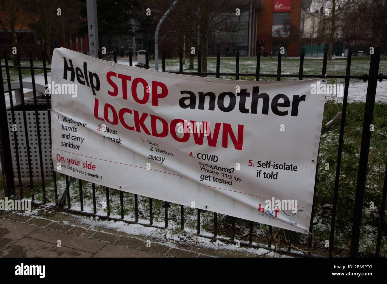Snow in London social Distance Signs Stop another lockdown - 08/02/2021 Credit: London Evening Standard/Alamy Live News Foto Stock