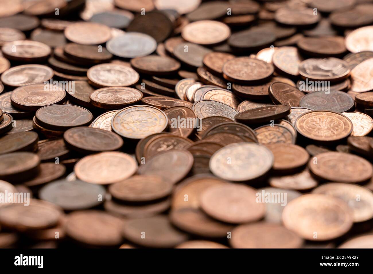 Molte piccole monete da centesimi di euro derivanti dal cambiamento. Migliaia di pezzi di denaro duro in rame Foto Stock