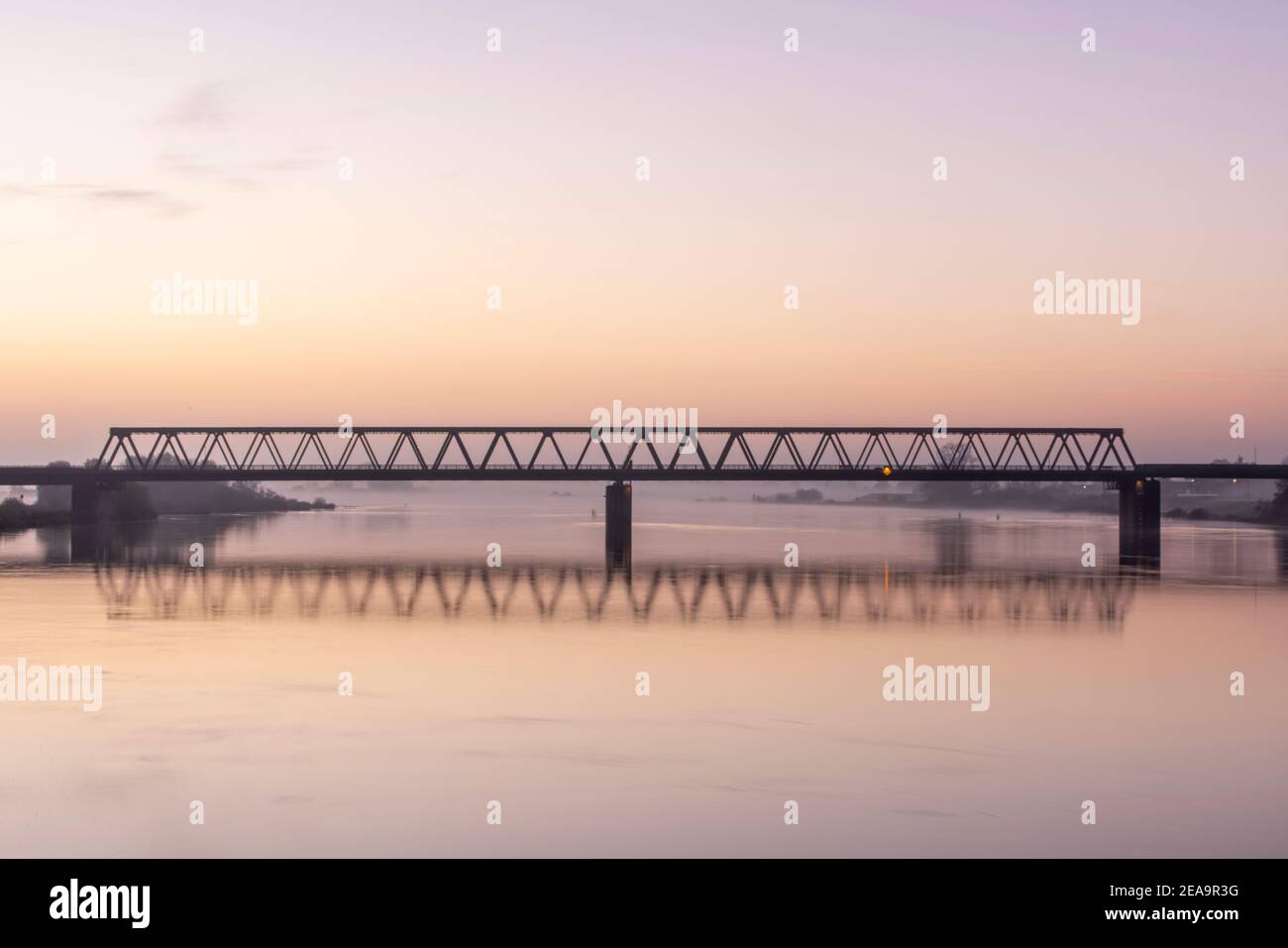 Il ponte dell'Elba a Lauenburg/Elba, che è un collegamento tra la bassa Sassonia e Schleswig-Holstein, al mattino presto con vista sul fiume Foto Stock