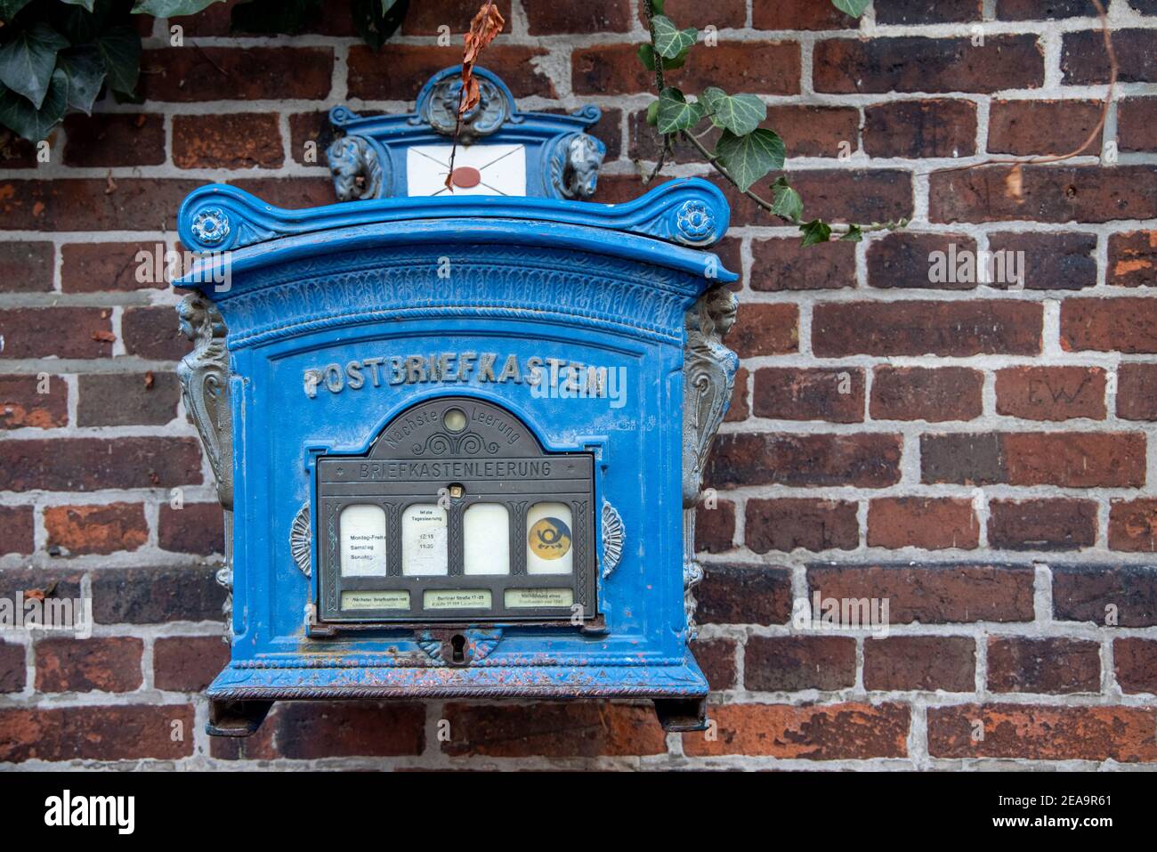La storica cassetta postale blu nel centro storico di Lauenburg an der Elbe, Schleswig-Holstein con ornamenti in Art Nouveau in oro e ricco, spesso, lacca blu, fiorisce e decorazioni è gestito regolarmente Foto Stock
