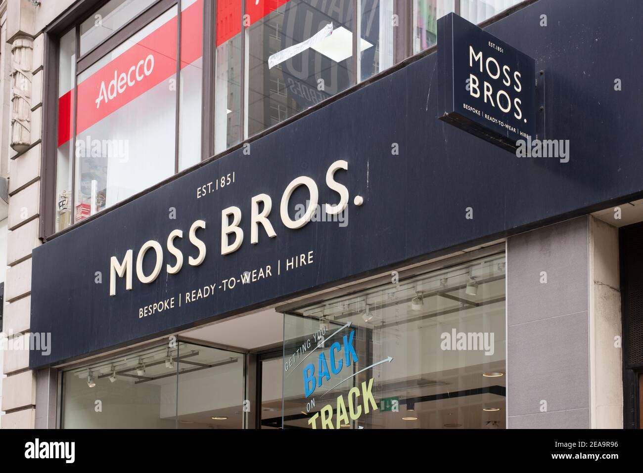 Logo Negozio segno Brand Front Retail Retailer Menswear Fashion Moss Bros, 299 Oxford Street, Mayfair, Londra W1C 2DZ Foto Stock