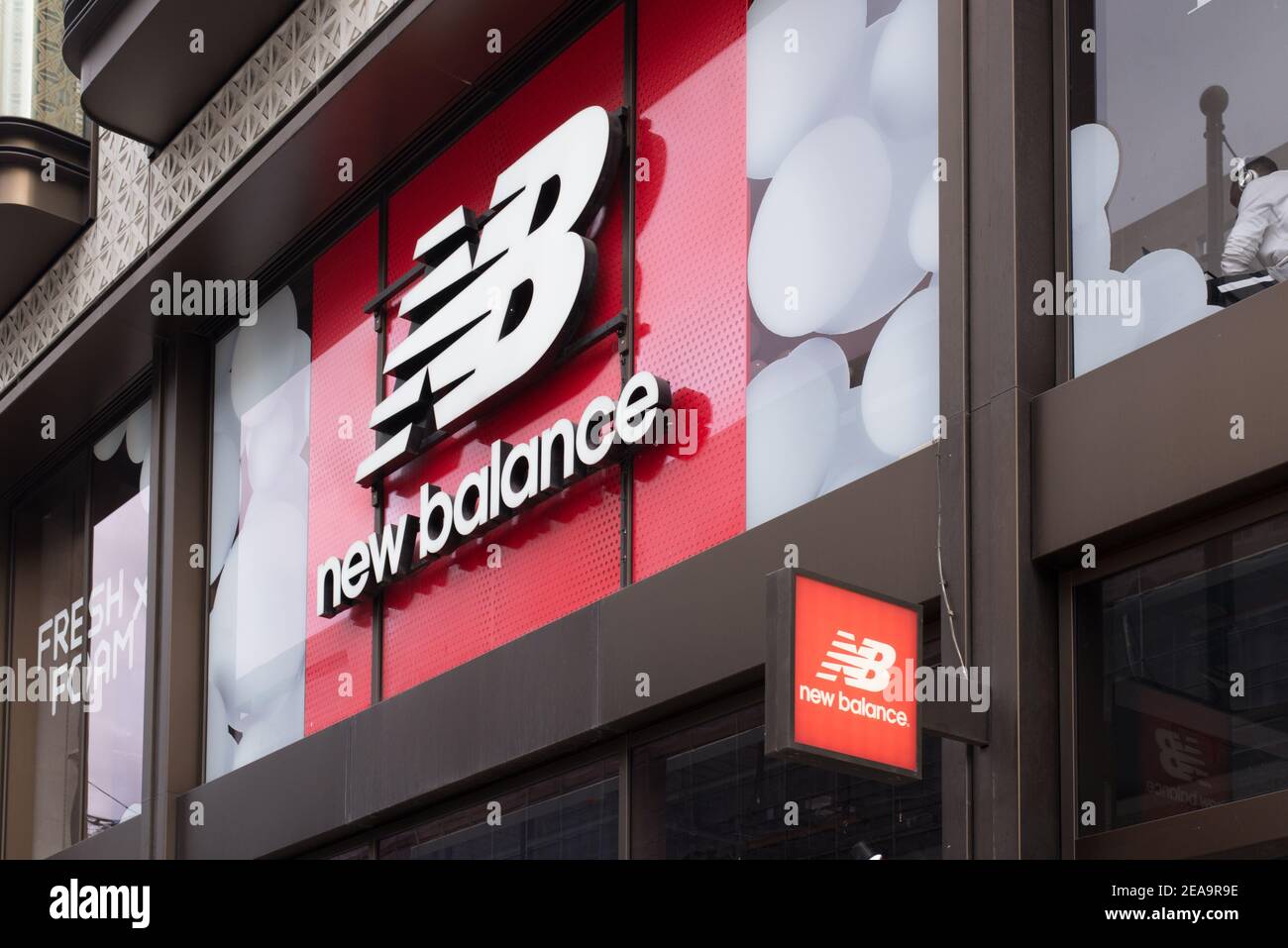 Logo Negozio segno Brand Front Retail Rivenditori Sport Sportswear  Calzature New Balance, 287-291 Oxford Street, Mayfair, Londra W1C 2DR Foto  stock - Alamy