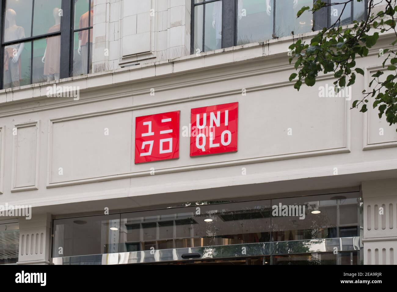 Logo Negozio segno marchio Branding Shop front Retail Retailer Company Typeface Japanese Fashion Uniqlo, 311 Oxford Street, Mayfair, Londra W1C 2 Foto Stock