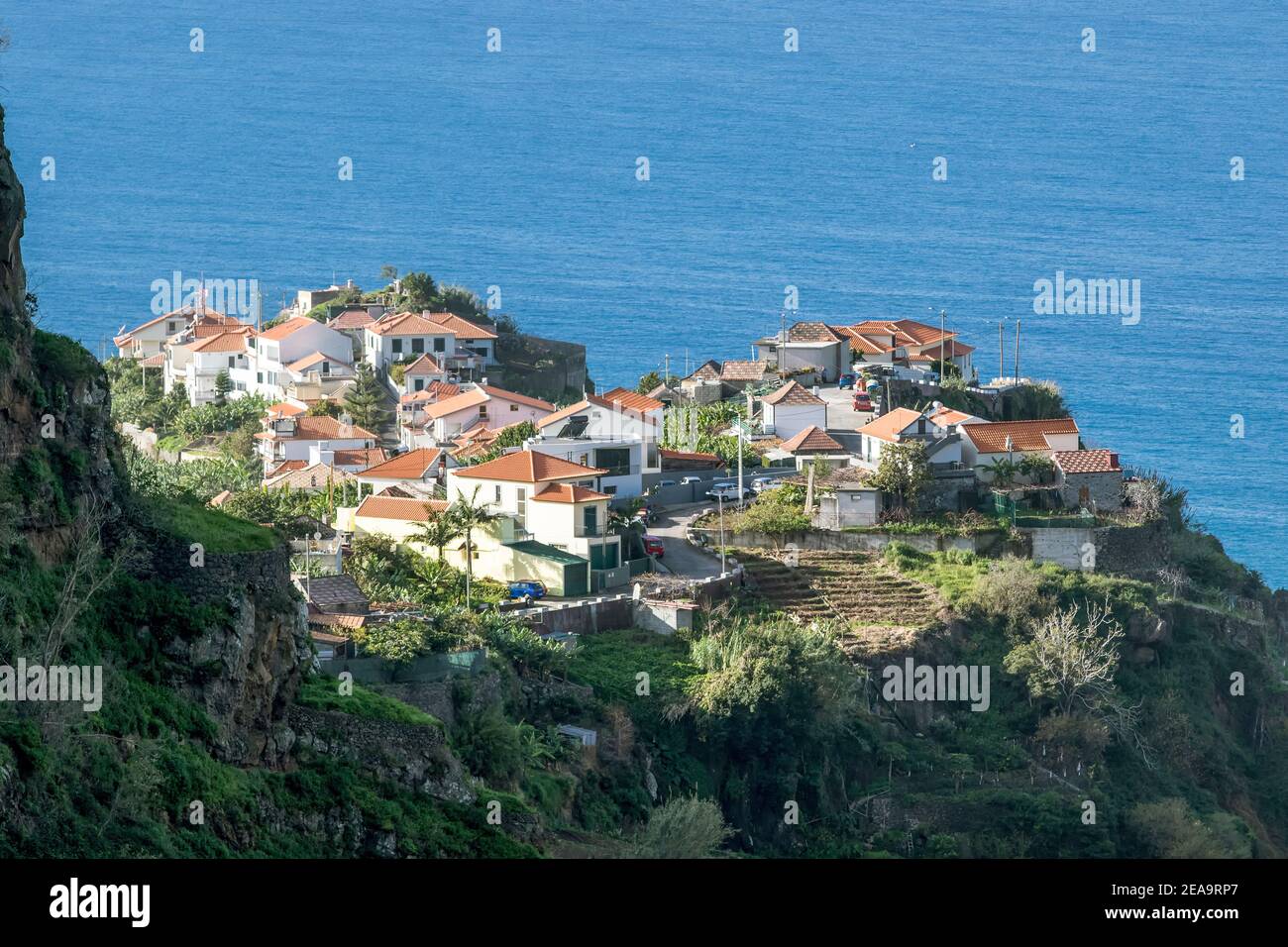 Vista di un altopiano sulla costa atlantica di Madeira con case Foto Stock