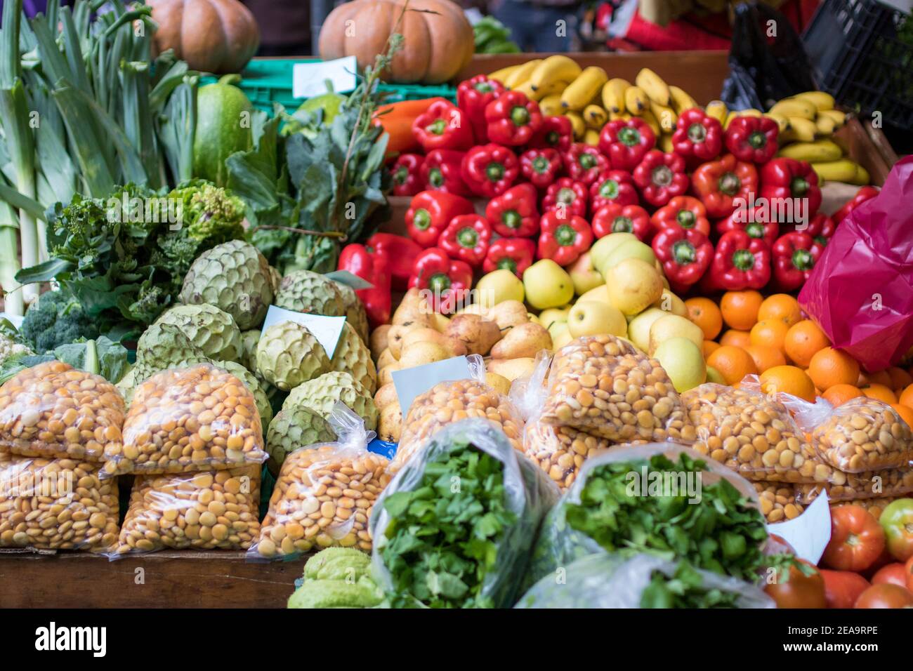 Una bancarella di mercato con frutta e verdura colorate nel Mercato Hall di Funchal su Madeira Foto Stock
