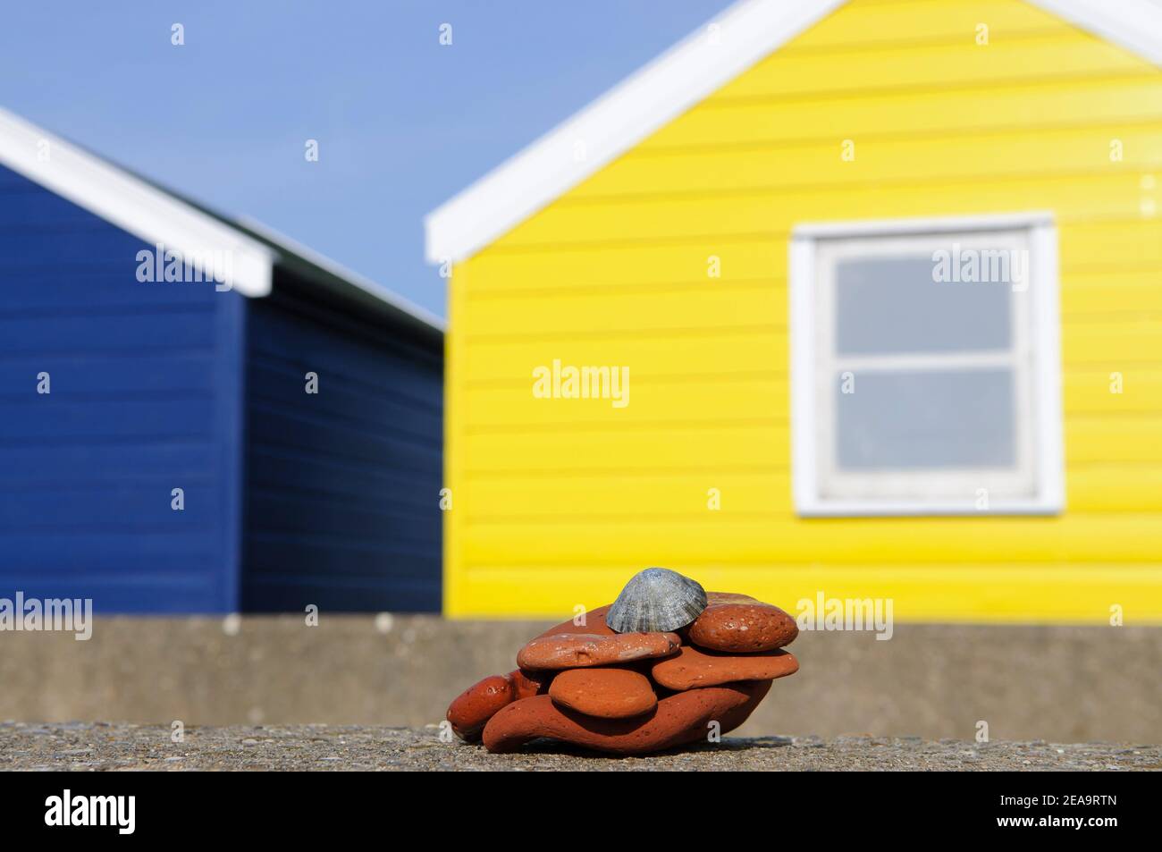 Estate a Suffolk. Capanne sulla spiaggia a Southwold, Regno Unito. Foto Stock