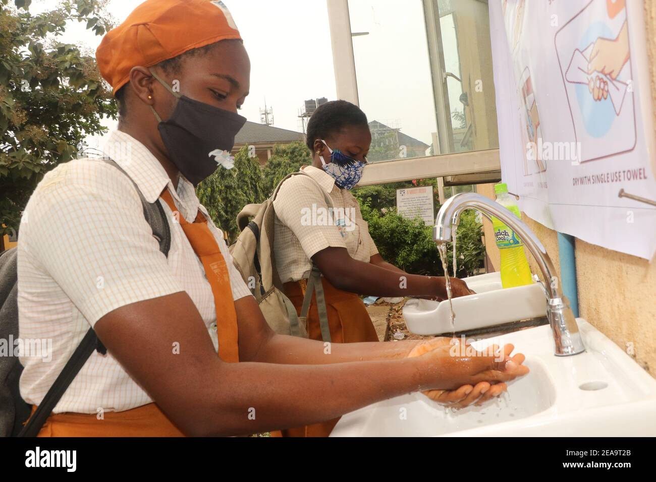 Gli studenti si lavano le mani con sapone e acqua alla scuola di grammatica Agidingbi. Le scuole nigeriane sono riprese tra la paura per la sicurezza con la nuova ondata di coronavirus. Lagos, Nigeria. Foto Stock