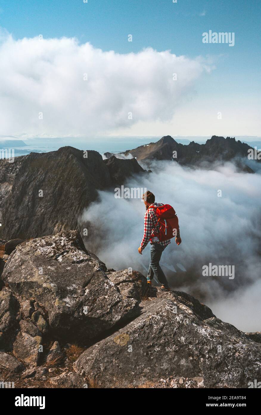 Uomo che arrampica in montagna viaggiando da solo in Norvegia avventura escursionistica outdoor vacanze attive extreme sport tour sano stile di vita concetto Foto Stock