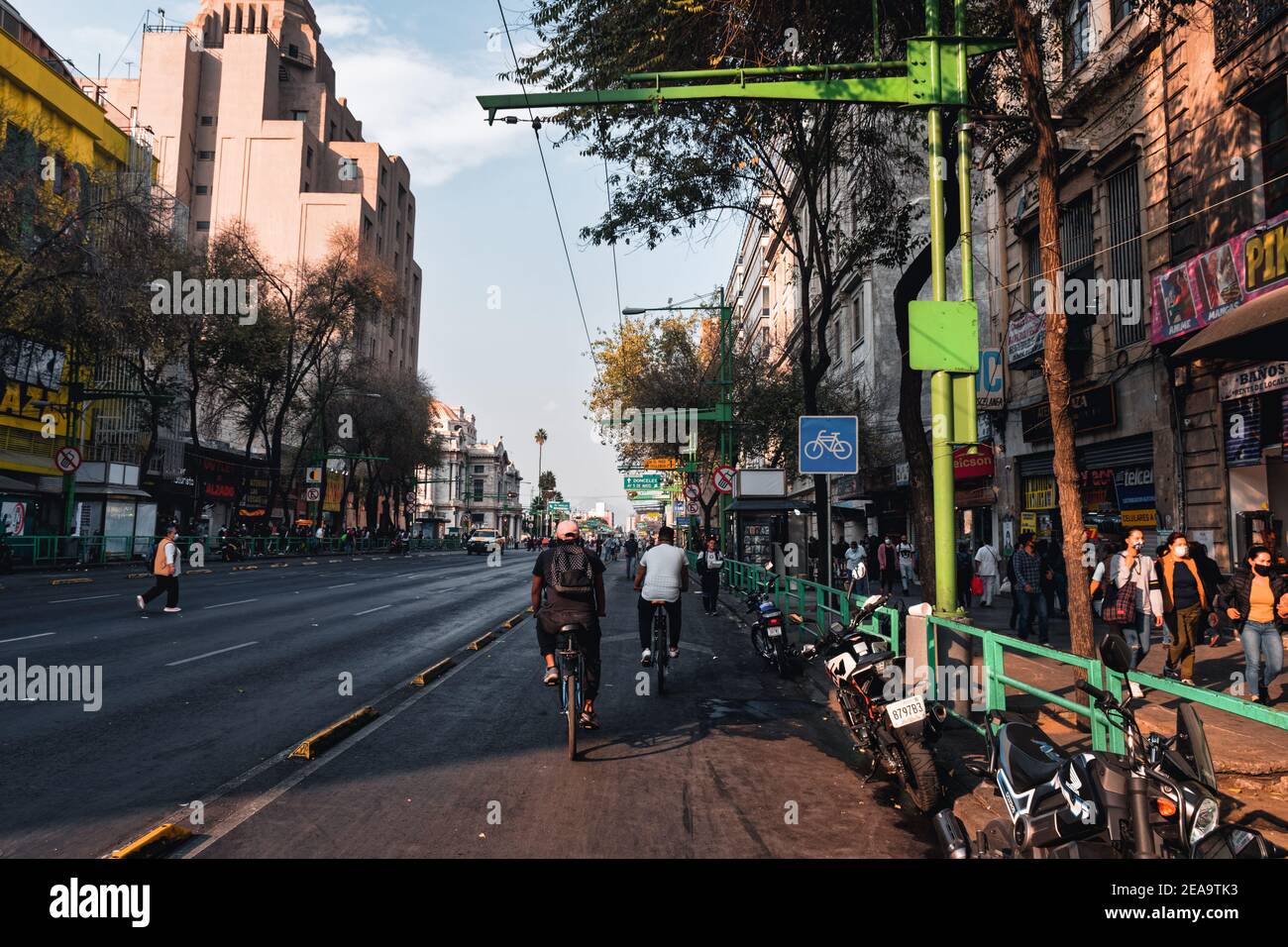 Via centrale vuota della città del Messico Eje Central Street o Avenida Lazaro Cardenas senza auto a causa della pandemia di coronavirus e ciclisti e persone che camminano lungo la strada, Messico, nel 25 gennaio 2021 Foto Stock