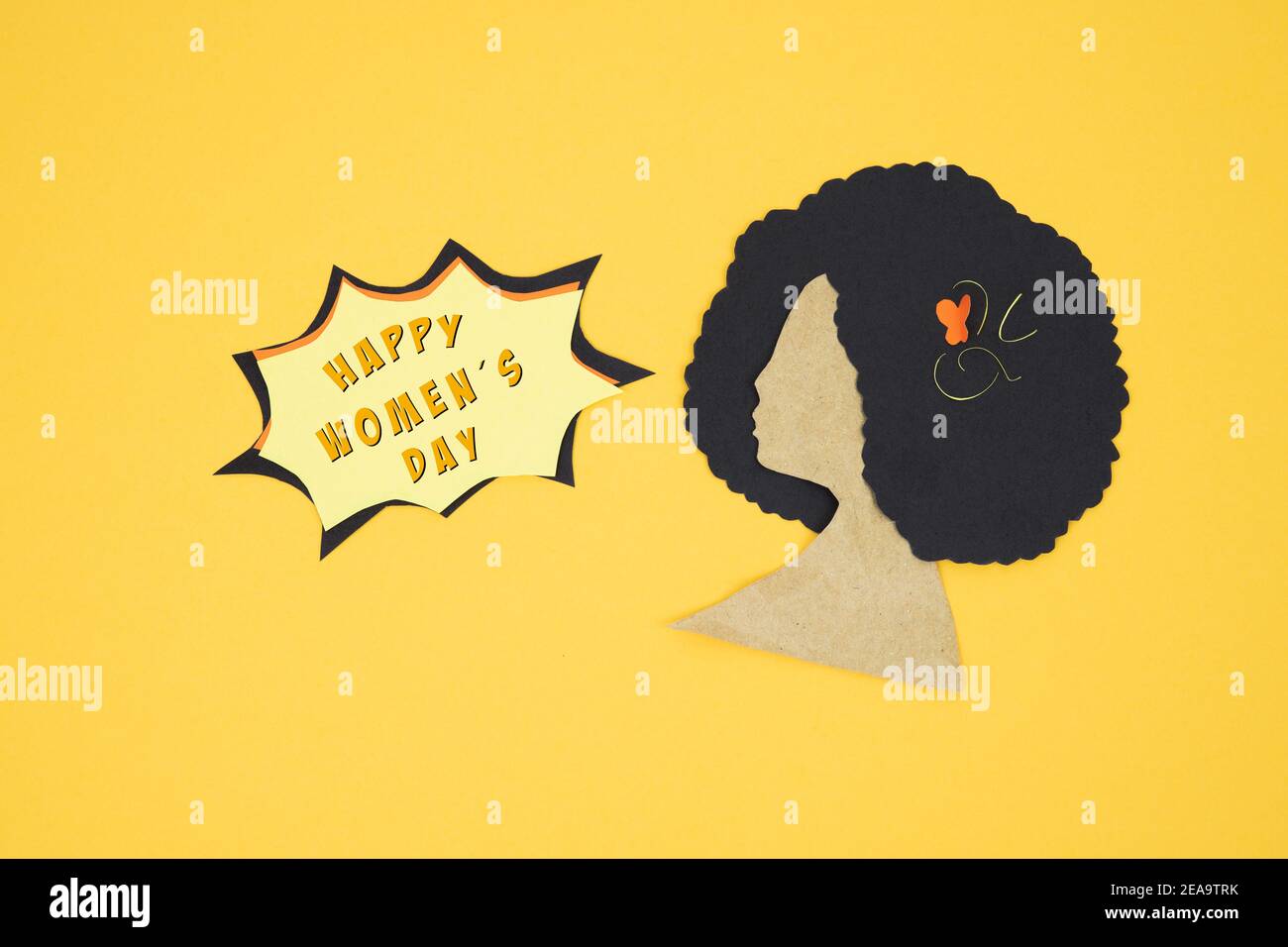 Silhouette della testa della donna tagliata di carta con messaggio su sfondo beige. Giornata internazionale delle donne. Foto Stock