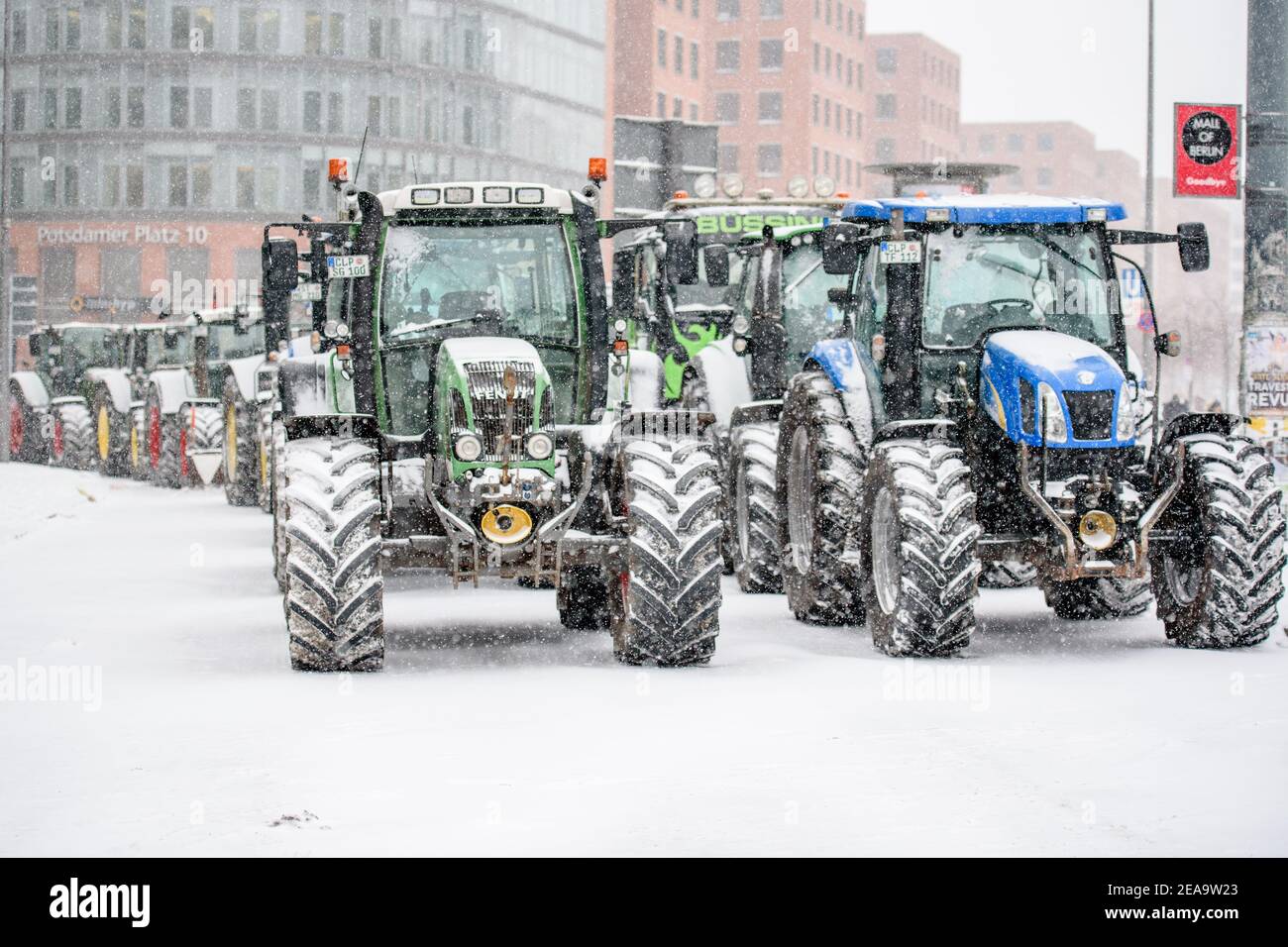 Berlino, Germania. 8 Feb 2021. Gli agricoltori e i lavoratori agricoli bloccano la Stresemannstrasse con trattori durante una forte nevicata a Berlino, protestando contro le politiche agricole dei governi tedeschi. Credit: Jan Scheunert/ZUMA Wire/Alamy Live News Foto Stock