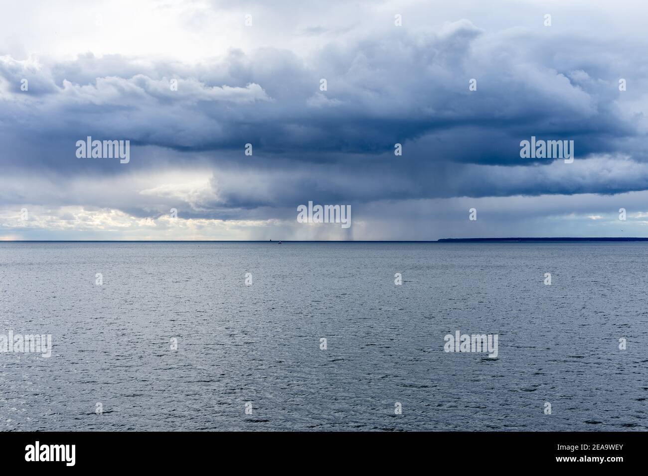 Nuvole drammatiche sul Mar Baltico poco prima di un mare tempesta Foto Stock