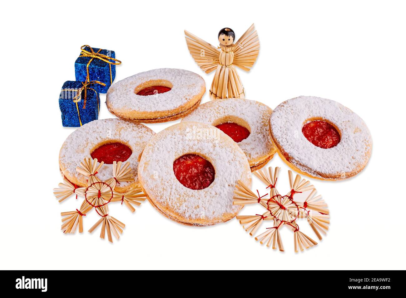 Dolci di Natale fatti in casa con zucchero in polvere e marmellata isolato su sfondo bianco. Foto Stock