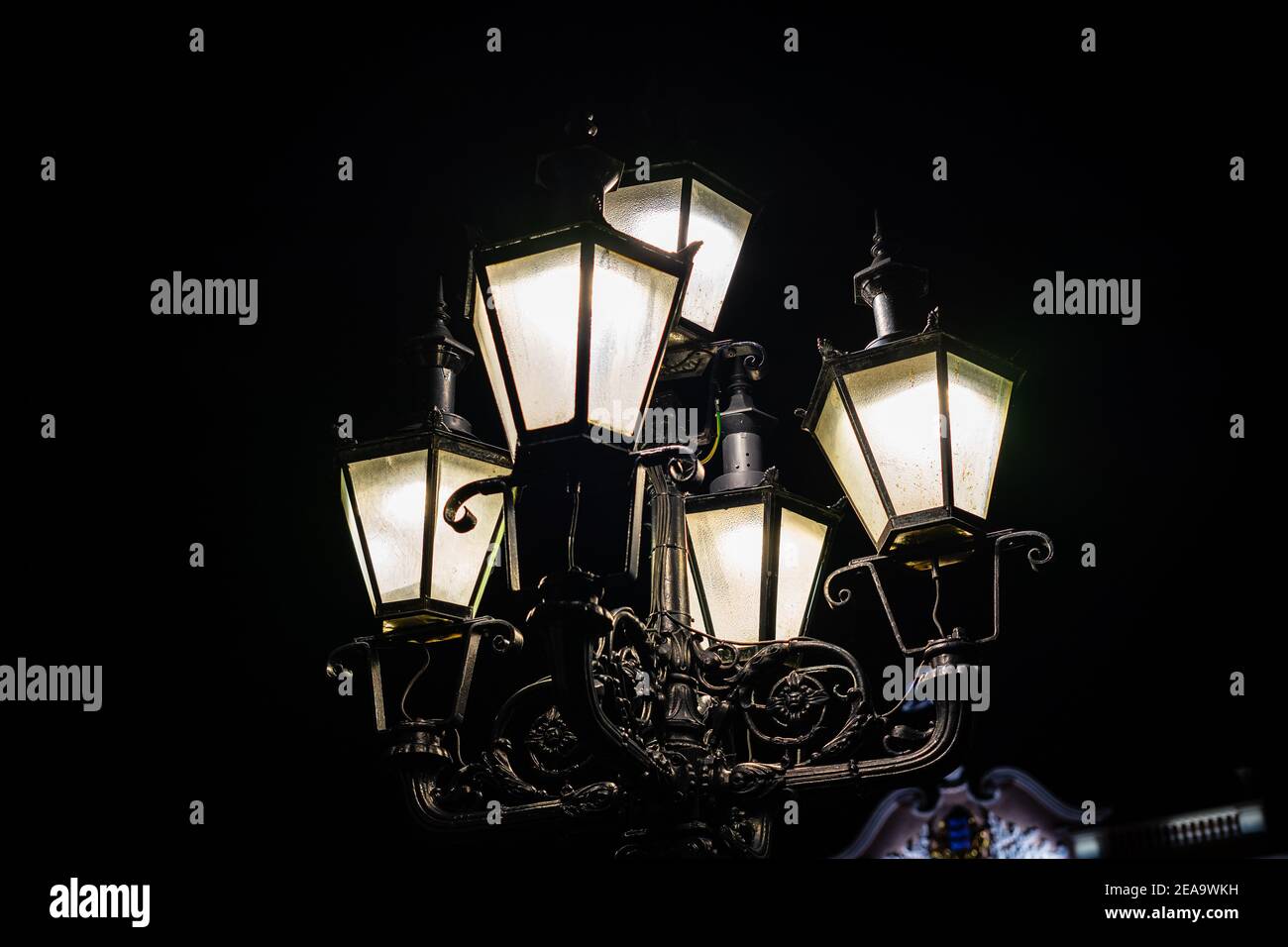La luce di una lanterna storica della capitale estone Talinn durante la notte Foto Stock