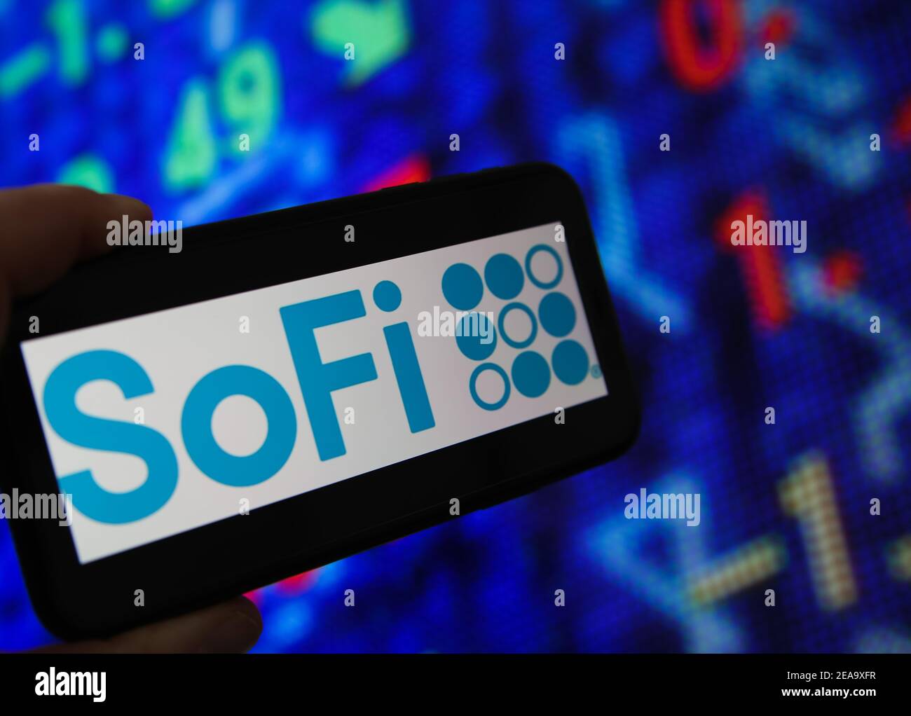 Viersen, Germania - 6 febbraio. 2021: Primo piano dello schermo del telefono cellulare con la scritta del logo del conto di gestione di cassa sofi, sfondo della tabella di borsa Foto Stock