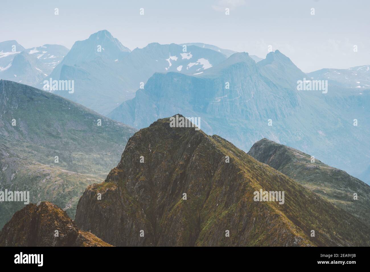 Norvegia montagne paesaggio viaggio natura paesaggio Husfjellet Skaland stagione estiva Foto Stock