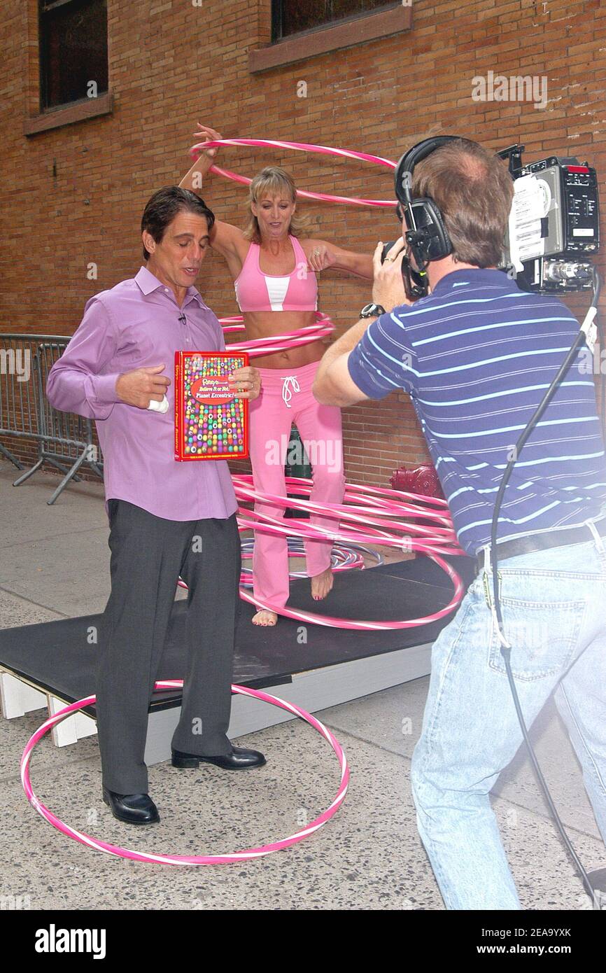 'L'ospite del talk show televisivo Tony Danza ha aperto la sequenza di riprese fuori dallo studio di ABC, a New York City, NY il 5 ottobre 2005. Foto di Antoine Cau/ABACAPRESS;COM.' Foto Stock