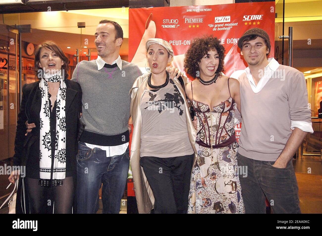 Da L a R : i membri del cast Rossy De Palma, Monica Cervera, il regista Ramon Salazar, Pablo Puyol e Pilar Bardem partecipano alla prima di '20 centimetri' al cinema Mk2 Beaubourg a Parigi, Francia, il 6 ottobre 2005. Foto di Giancarlo Gorassini/ABACAPRESS.COM. Foto Stock