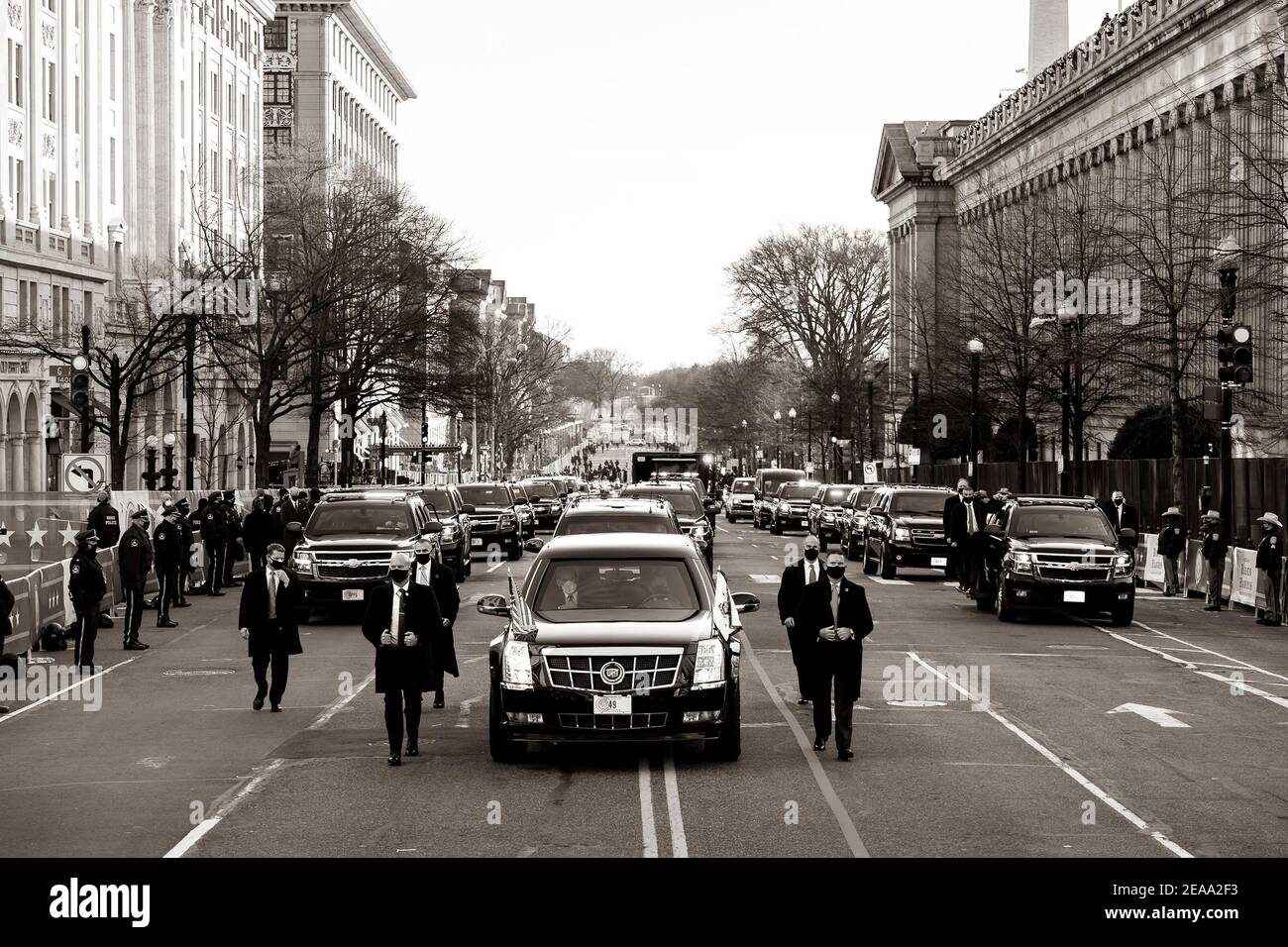 La motocicletta presidenziale viaggia fino al 15 ° verso la Casa Bianca Mercoledì, 20 gennaio 2021, durante la parata inaugurale a Washington, D.C. (Official White House Photo di Ana Isabel Martinez Chamorro) Foto Stock