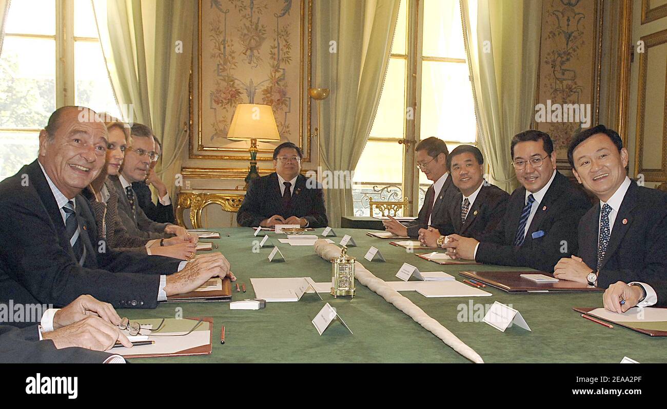 il presidente francese Jacques Chirac riceve il primo ministro tailandese Thaksin Shinawatra al palazzo Elysee di Parigi, Francia, il 10,2005 ottobre. Foto di Giancarlo Gorassini/ABACAPRESS.COM Foto Stock