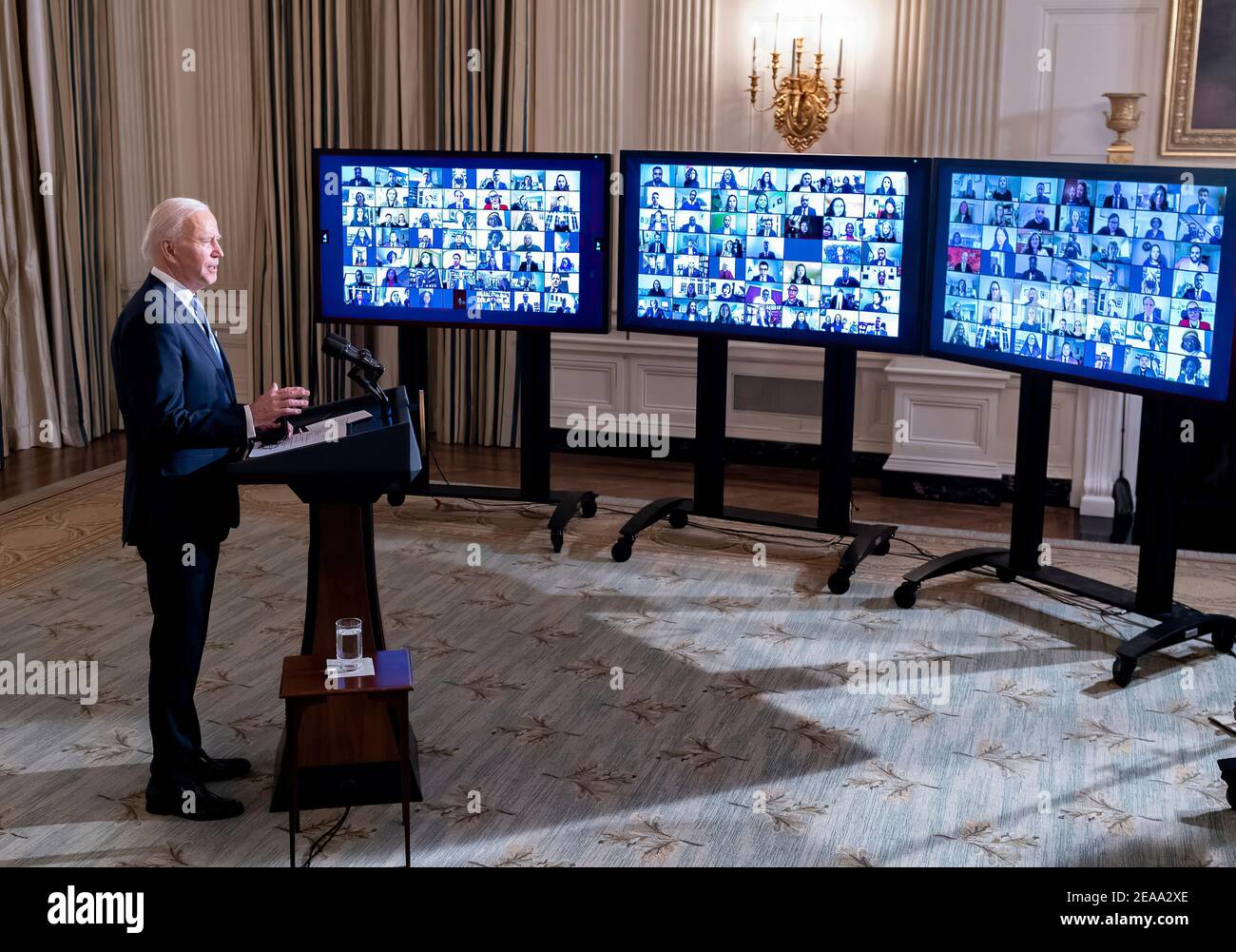 Il presidente Joe Biden partecipa a una cerimonia virtuale di giuramento dei migliori assistenti e delle nomine mercoledì 20 gennaio 2021, nella Sala da pranzo di Stato della Casa Bianca. (Foto ufficiale della Casa Bianca di Adam Schultz) Foto Stock