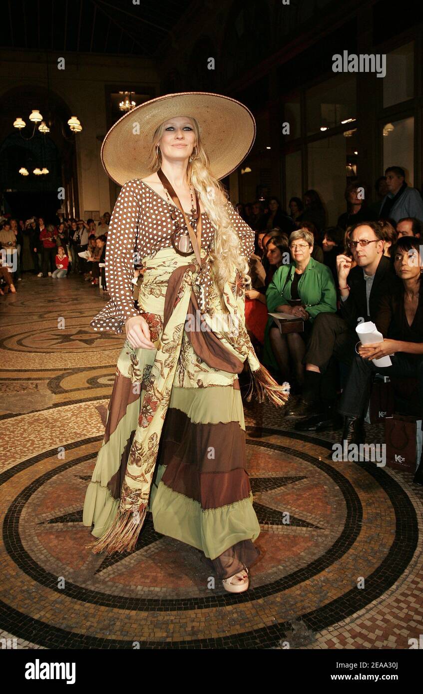 L'attrice francese Sophie Broustal espone una creazione della designer francese Nathalie Garcon durante la presentazione della sua collezione di moda pronta all'uso Primavera-Estate 2006 tenutasi alla Galerie Vivienne di Parigi, Francia, il 10 ottobre 2005. Foto di Nebinger-Orban-Zabulon/ABACAPRESS.COM Foto Stock