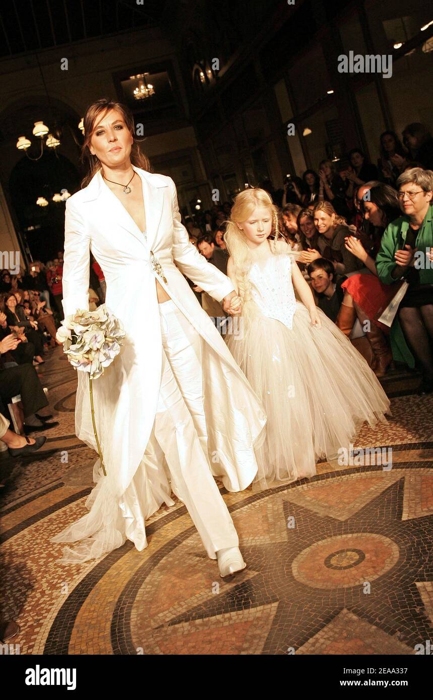 L'attrice francese Mathilde Seigner espone una creazione della stilista francese Nathalie Garcon durante la presentazione della sua collezione di moda pronta all'uso Primavera-Estate 2006 tenutasi alla Galerie Vivienne di Parigi, Francia, il 10 ottobre 2005. Foto di Nebinger-Orban-Zabulon/ABACAPRESS.COM Foto Stock