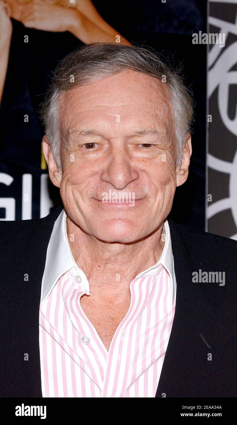 Hugh Hefner si fermò da Virgin Megastore Times Square per firmare copie del numero di novembre della rivista Playboy a New York, martedì 11 ottobre 2005. Foto di Nicolas Khayat/ABACAPRESS.COM. Foto Stock