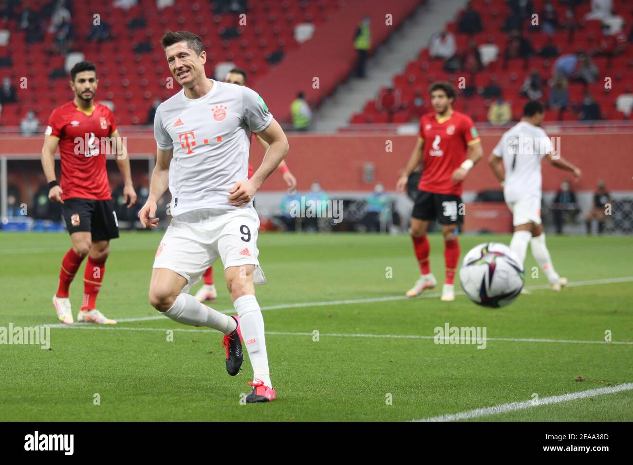 DOHA, QATAR - 08 FEBBRAIO: Robert Lewandowski del FC Bayern Muenchen durante la semifinale tra al Ahly SC e FC Bayern Muenchen allo stadio Ahmad Bin Ali l'8 febbraio 2021 a Doha, Qatar. (Foto di Colin McPhedran/MB Media) Foto Stock