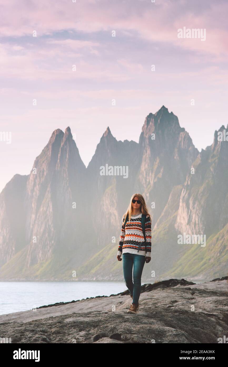 Donna turistica a piedi in Norvegia avventura viaggio sano stile di vita all'aperto Vacanze estive viaggio Okshornan vista cime Foto Stock
