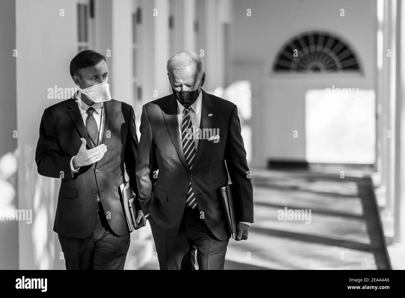 Il presidente Joe Biden cammina con il consigliere per la sicurezza nazionale Jake Sullivan lungo il colonnato della Casa Bianca venerdì 22 gennaio 2021, all'Ufficio ovale della Casa Bianca. (Foto ufficiale della Casa Bianca di Adam Schultz) Foto Stock