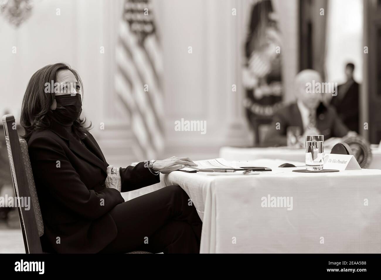 Il presidente Joe Biden e il vicepresidente Kamala Harris ricevono un briefing sull'economia venerdì 22 gennaio 2021 nella Sala da pranzo dello Stato della Casa Bianca. (Foto ufficiale della Casa Bianca di Adam Schultz) Foto Stock