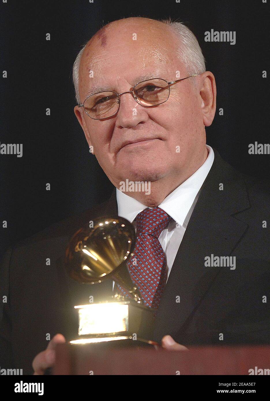 Neil Portsnow, presidente dei Grammy Awards presenta all'ex presidente sovietico Mikhail Gorbachev un Grammy per la sua esecuzione del racconto popolare russo Peter and the Wolf nel 2004 in occasione della celebrazione del 20° anniversario della Perestroika a Washington DC, il 21 2005 ottobre. Foto di Olivier Douliery/ABACAPRESS.COM. Foto Stock