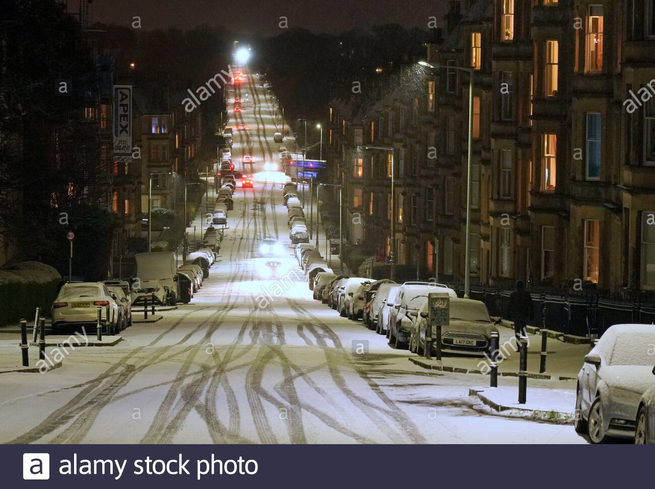 Edimburgo, Scozia, Regno Unito. 8 Feb 2021. Dopo una giornata di acquazzoni di neve leggeri e intermittenti, la nevicata più pesante inizia subito dopo il tramonto nel centro residenziale di New Town. Credit: Craig Brown/Alamy Live News Foto Stock