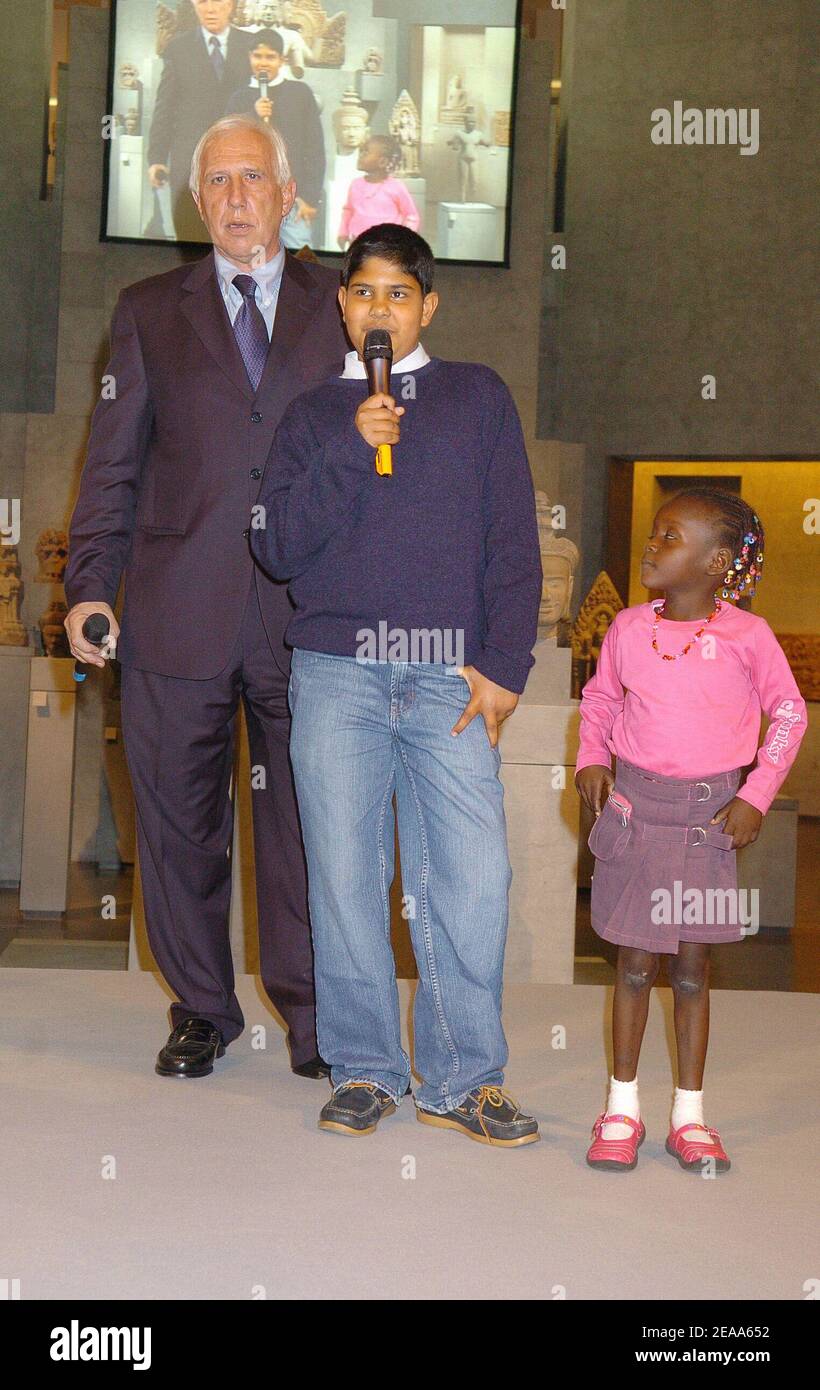 Il professor francese Alain Deloche con Moon, un bambino di quattordici anni che ha salvato dieci anni fa, durante la celebrazione del 10° anniversario di 'la Chaine de l'Espoir' (la catena della speranza) al Musee Guimet di Parigi, Francia, il 26 ottobre 2005. La Chaine de l'Espoir è un'organizzazione umanitaria fondata nel 1988 dal cardiologo francese Alain Deloche per combattere l'ingiustizia del luogo di nascita e fornire le cure chirurgiche e l'istruzione necessarie ai bambini svantaggiati. Foto di Bruno Klein/ABACAPRESS.COM Foto Stock