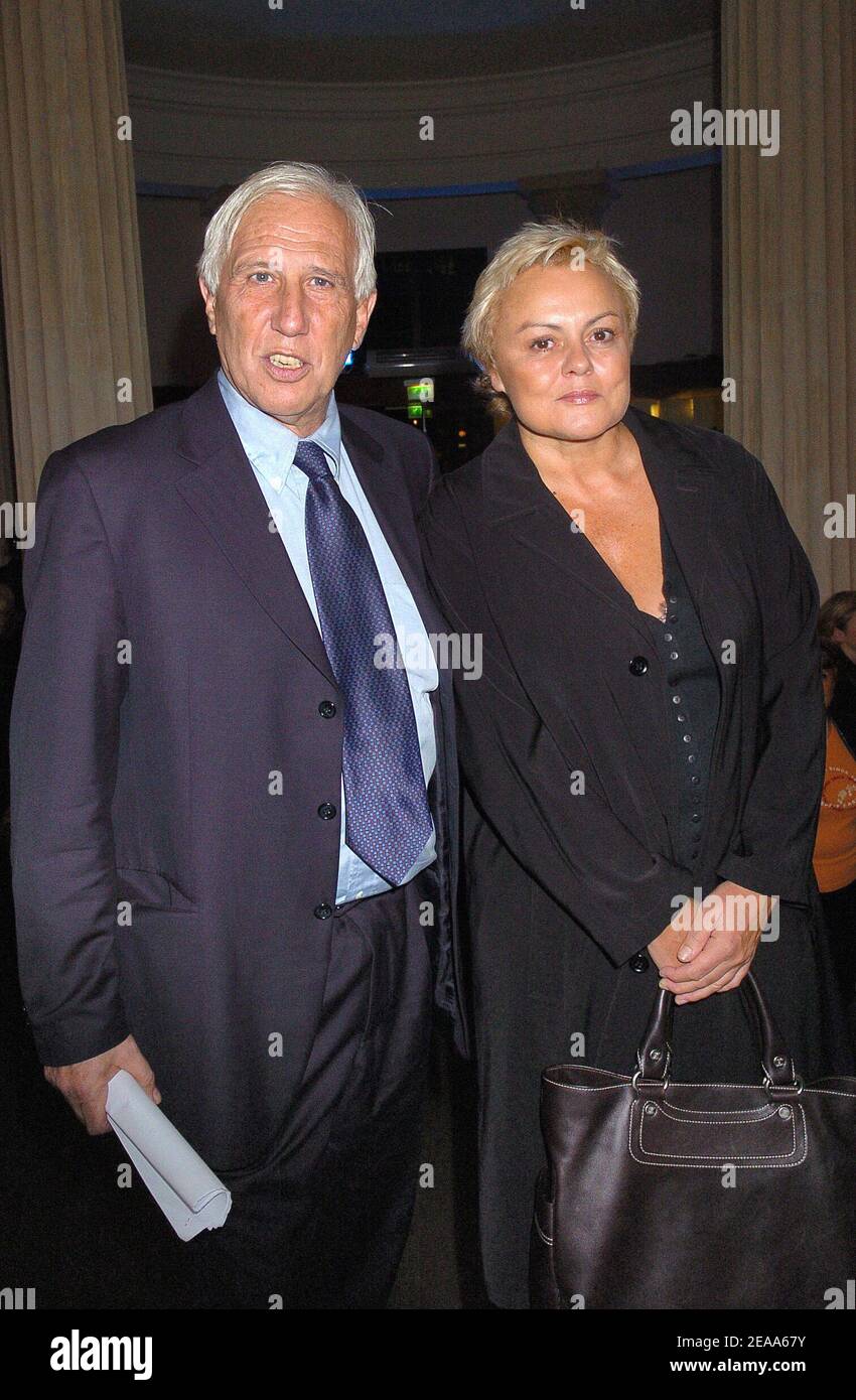 Il professor francese Alain Deloche e l'attrice Muriel Robin partecipano alla celebrazione del 10° anniversario di 'la Chaine de l'Espoir' (la catena della speranza) al Musee Guimet di Parigi, Francia, il 26 ottobre 2005. La Chaine de l'Espoir è un'organizzazione umanitaria fondata nel 1988 dal cardiologo francese Alain Deloche per combattere l'ingiustizia del luogo di nascita e fornire le cure chirurgiche e l'istruzione necessarie ai bambini svantaggiati. Foto di Bruno Klein/ABACAPRESS.COM Foto Stock