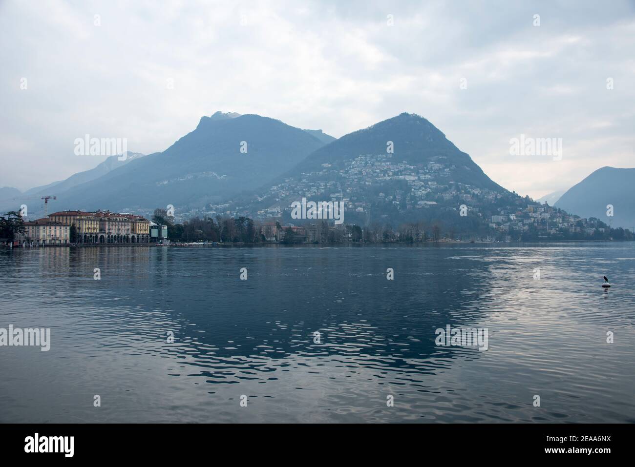 Lugano con lago e montagne Foto Stock